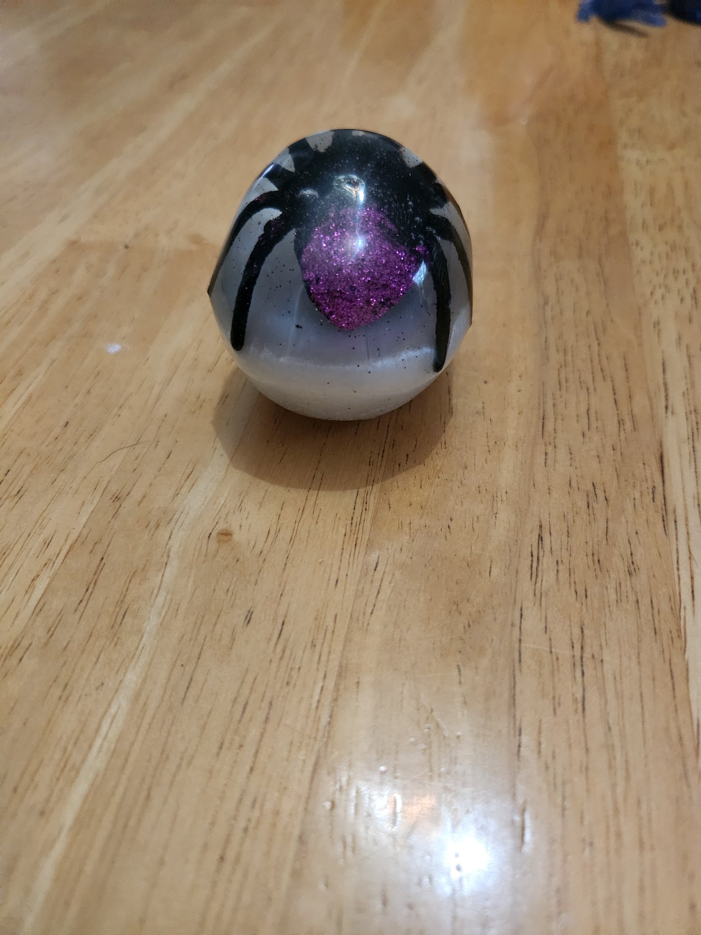 Medium skull with spider