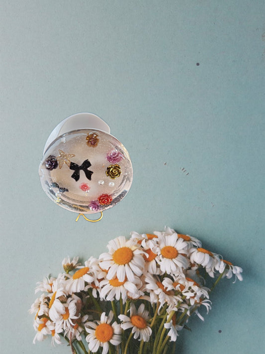 Feminine pop-socket